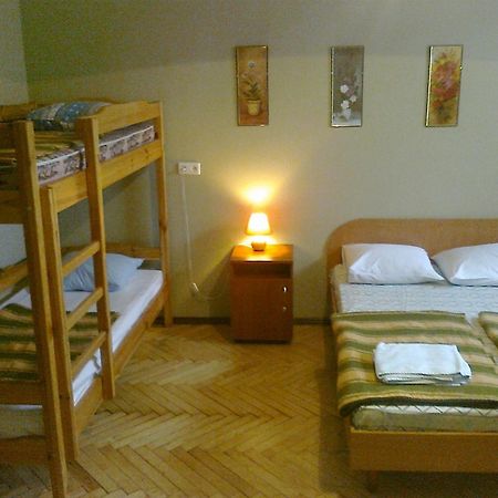 Yaroslav Hostel Kiev Exteriör bild